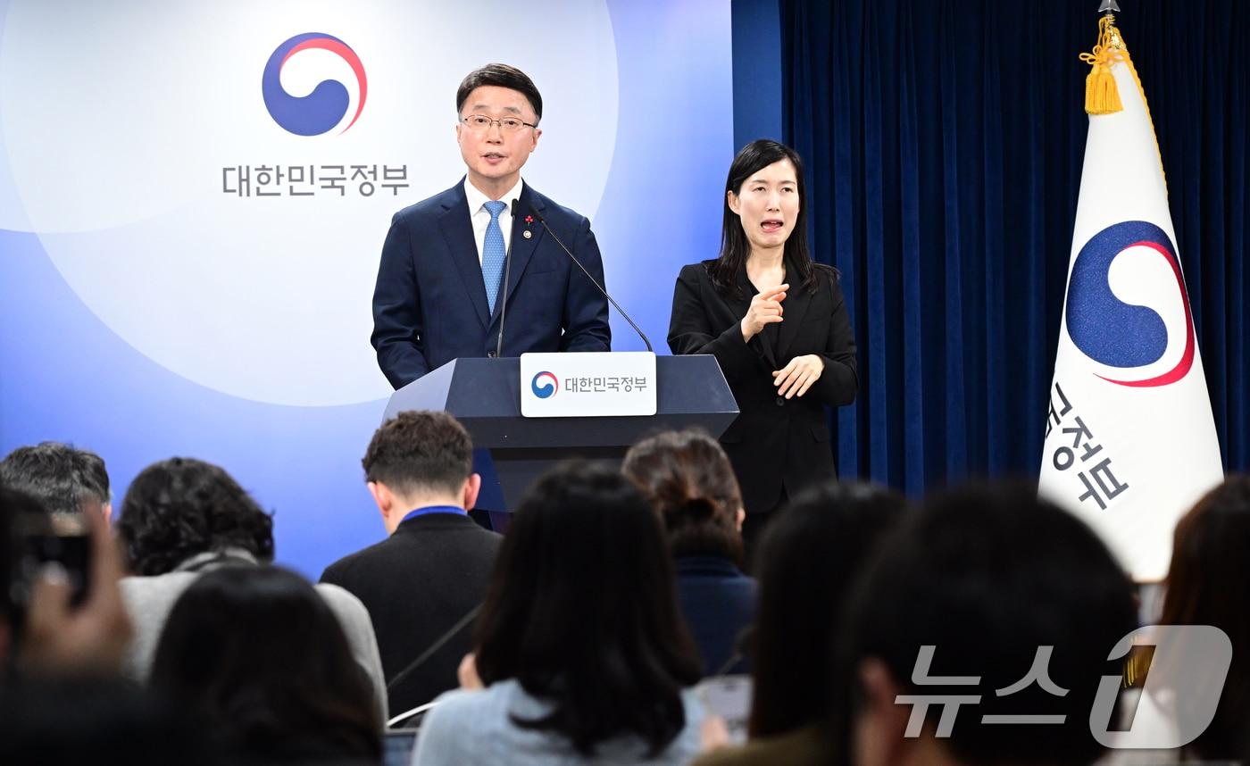 본문 이미지 - 류제명 과학기술정보통신부 2차관이 15일 서울 종로구 정부서울청사에서 독자 AI 파운데이션 모델 프로젝트 1차 단계 평가 결과를 브리핑하고 있다. (공동취재) 2026.1.15/뉴스1 ⓒ News1 임세영 기자