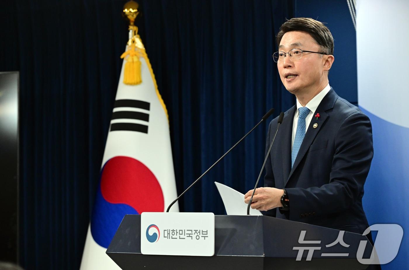 본문 이미지 - 류제명 과학기술정보통신부 2차관이 15일 서울 종로구 정부서울청사에서 독자 AI 파운데이션 모델 프로젝트 1차 단계 평가 결과를 브리핑하고 있다. (공동취재) 2026.1.15/뉴스1 ⓒ News1 임세영 기자