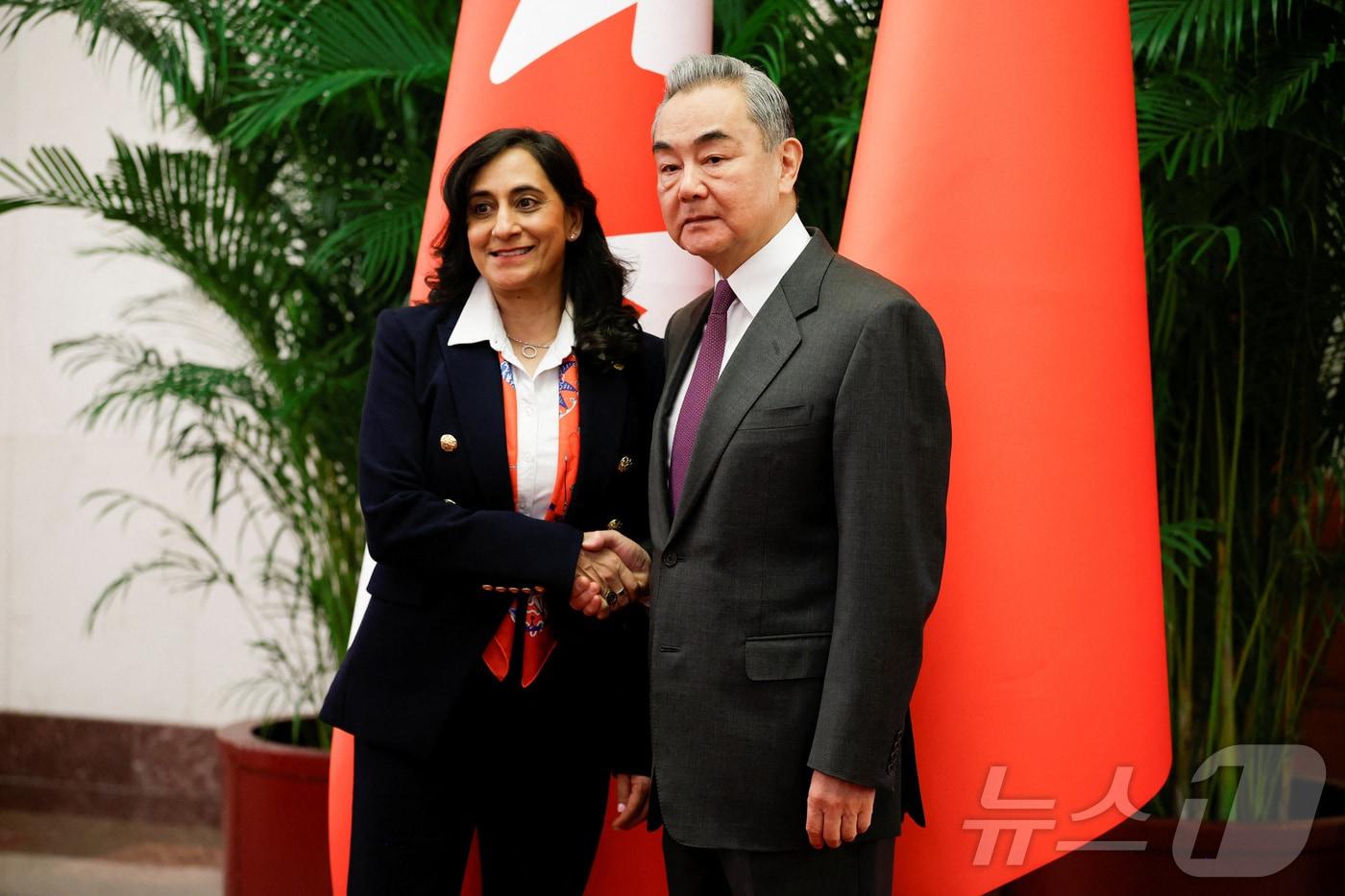 본문 이미지 - 왕이 중국 외교부장과 아니타 아난드 캐나다 외교장관이 15일 베이징 인민대회당에서 회담했다. 2026.1.15 ⓒ 로이터=뉴스1 ⓒ News1 정은지 특파원