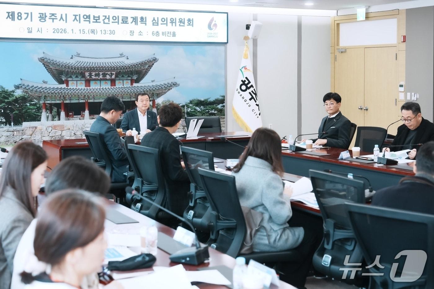 본문 이미지 - 김충범 부시장이 ‘지역 보건의료계획 심의위원회’ 회의를 주재하고 있는 모습.(광주시 제공)