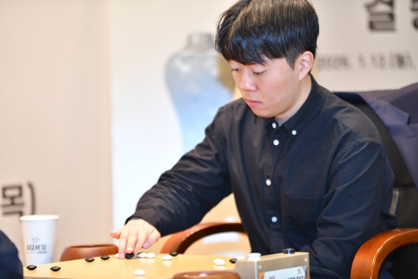 본문 이미지 - 5년 만에 LG배 정상에 오른 신민준 9단. (한국기원 제공)