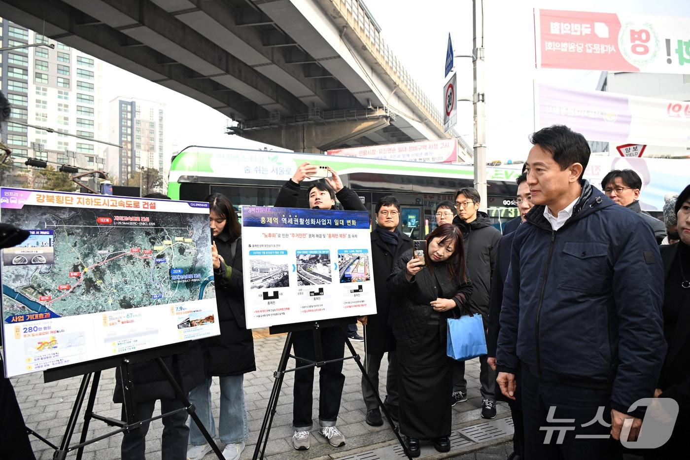 본문 이미지 - 오세훈 서울시장이 15일(목) 서대문구 홍은사거리에서 강북횡단 지하고속도로 사업 계획을 점검하고 있다.