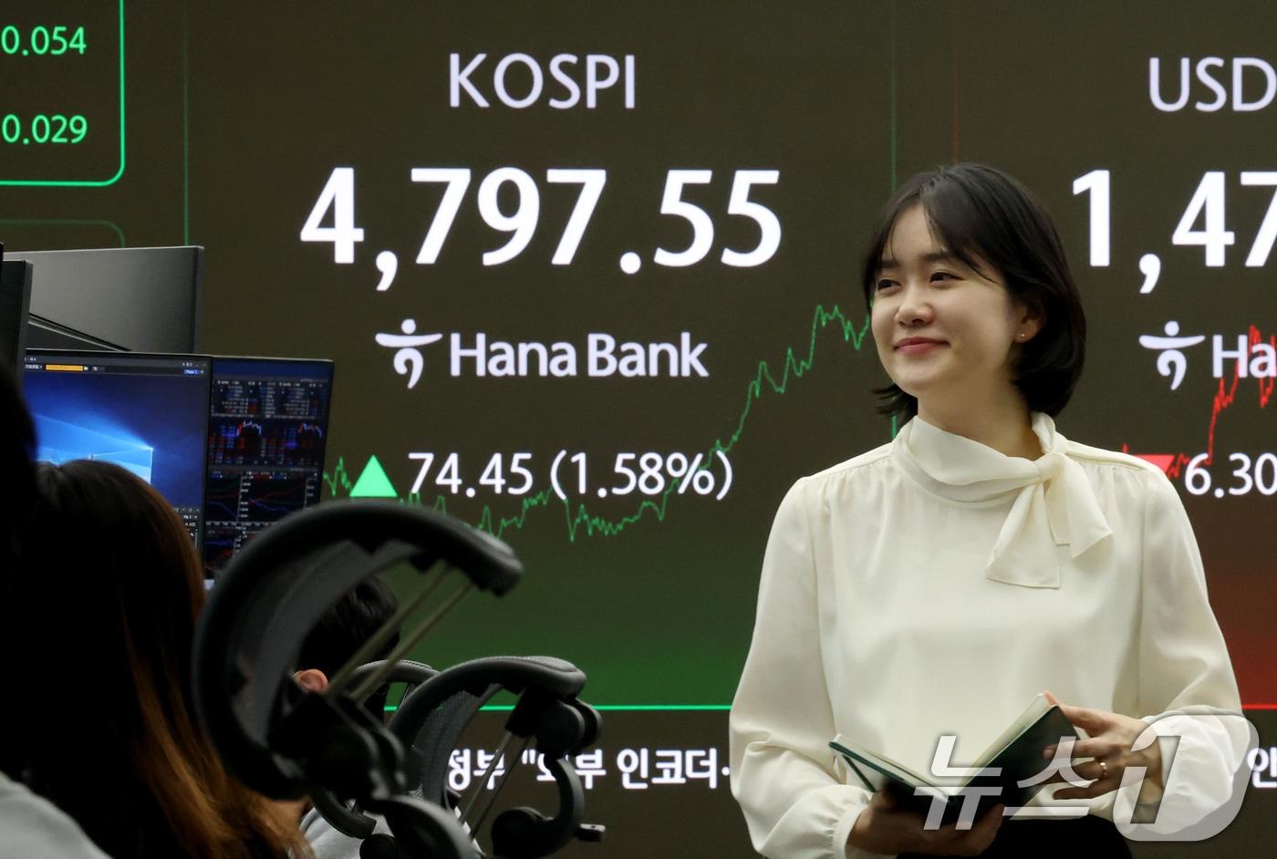 본문 이미지 - 코스피가 10거래일 연속 상승하며 또다시 사상 최고치로 마감한 15일 오후 서울 중구 하나은행 딜룽룸 현황판에 전 거래일 대비 74.45포인트(1.58%) 상승한 4,797.55를 나타내고 있다. 2026.1.15/뉴스1 ⓒ News1 이광호 기자