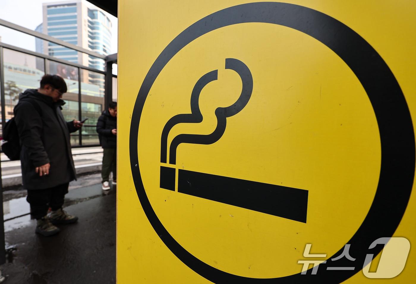본문 이미지 - 국민건강보험공단이 흡연으로 인해 발생한 재정 손실을 배상하라며 국내외 담배회사들을 상대로 제기한 손해배상 청구 소송에서 항소심에서도 패소했다. 사진은 15일 서울역 인근 흡연구역. 2026.1.15/뉴스1 ⓒ News1 김도우 기자