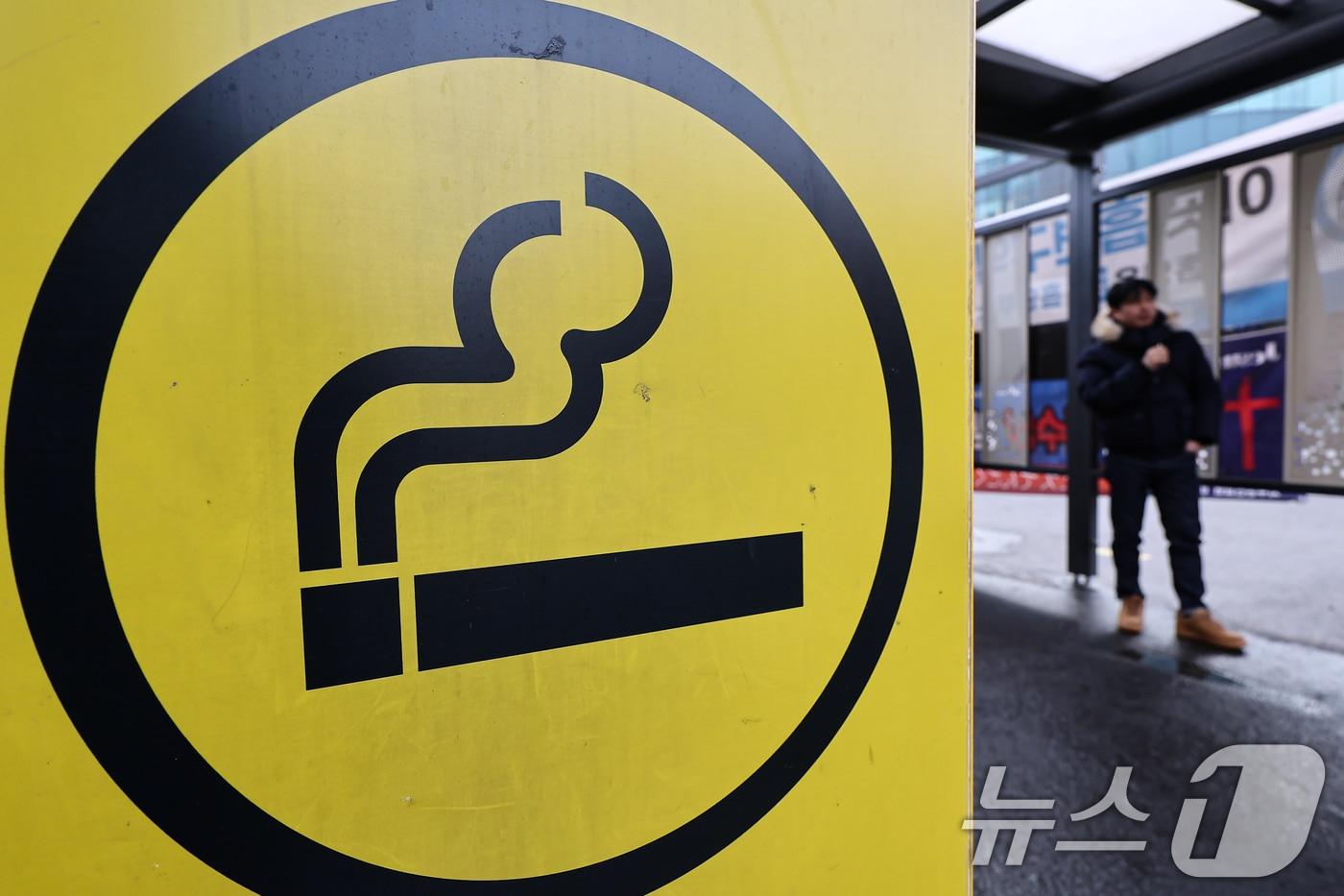 본문 이미지 - 지난 15일 서울역 인근 흡연구역. 2026.1.15/뉴스1 ⓒ News1 김도우 기자