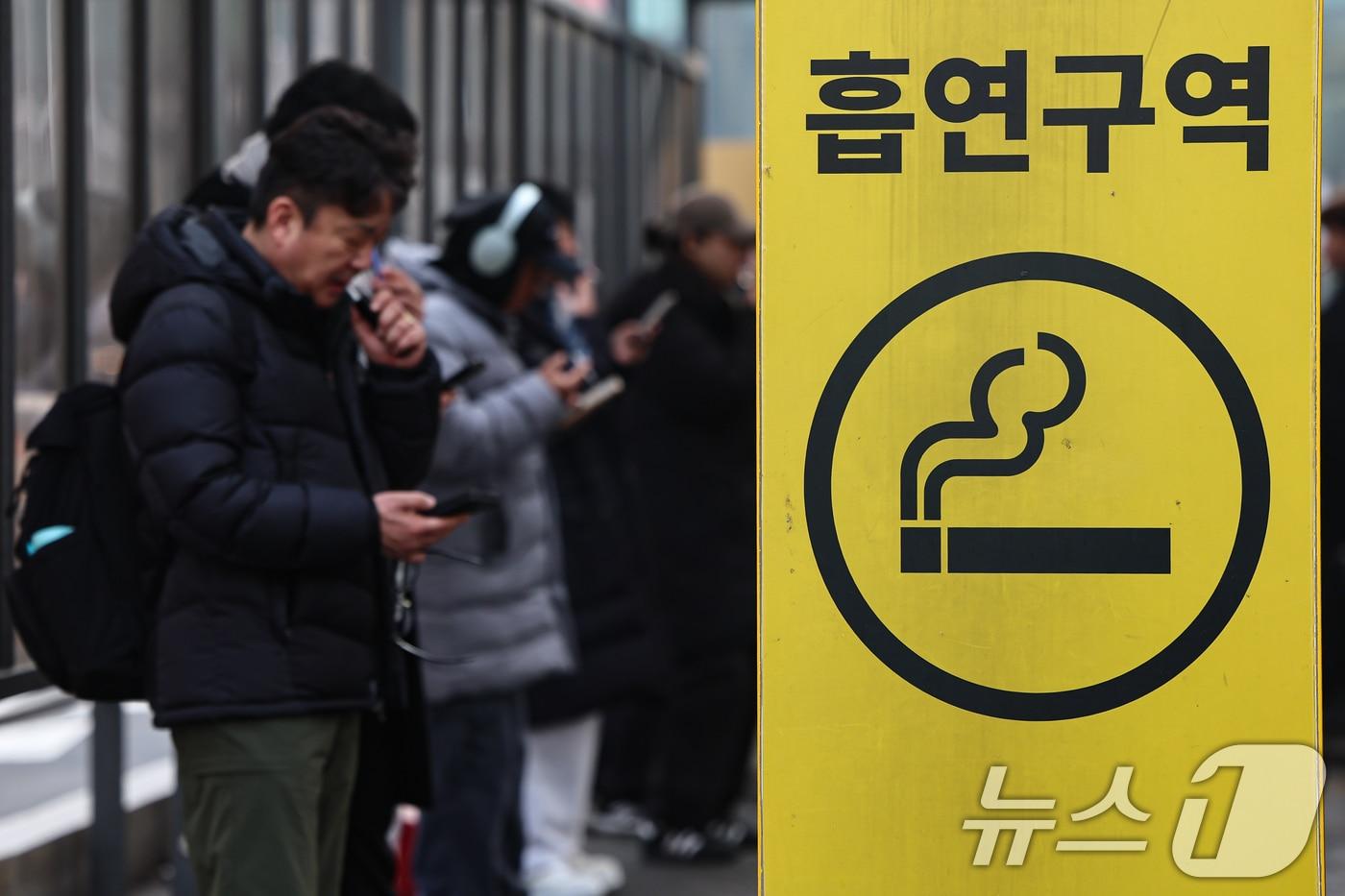 본문 이미지 - 국민건강보험공단이 흡연으로 인해 발생한 재정 손실을 배상하라며 국내외 담배회사들을 상대로 제기한 손해배상 청구 소송에서 항소심에서도 패소했다. 사진은 15일 서울역 인근 흡연구역. 2026.1.15/뉴스1 ⓒ News1 김도우 기자