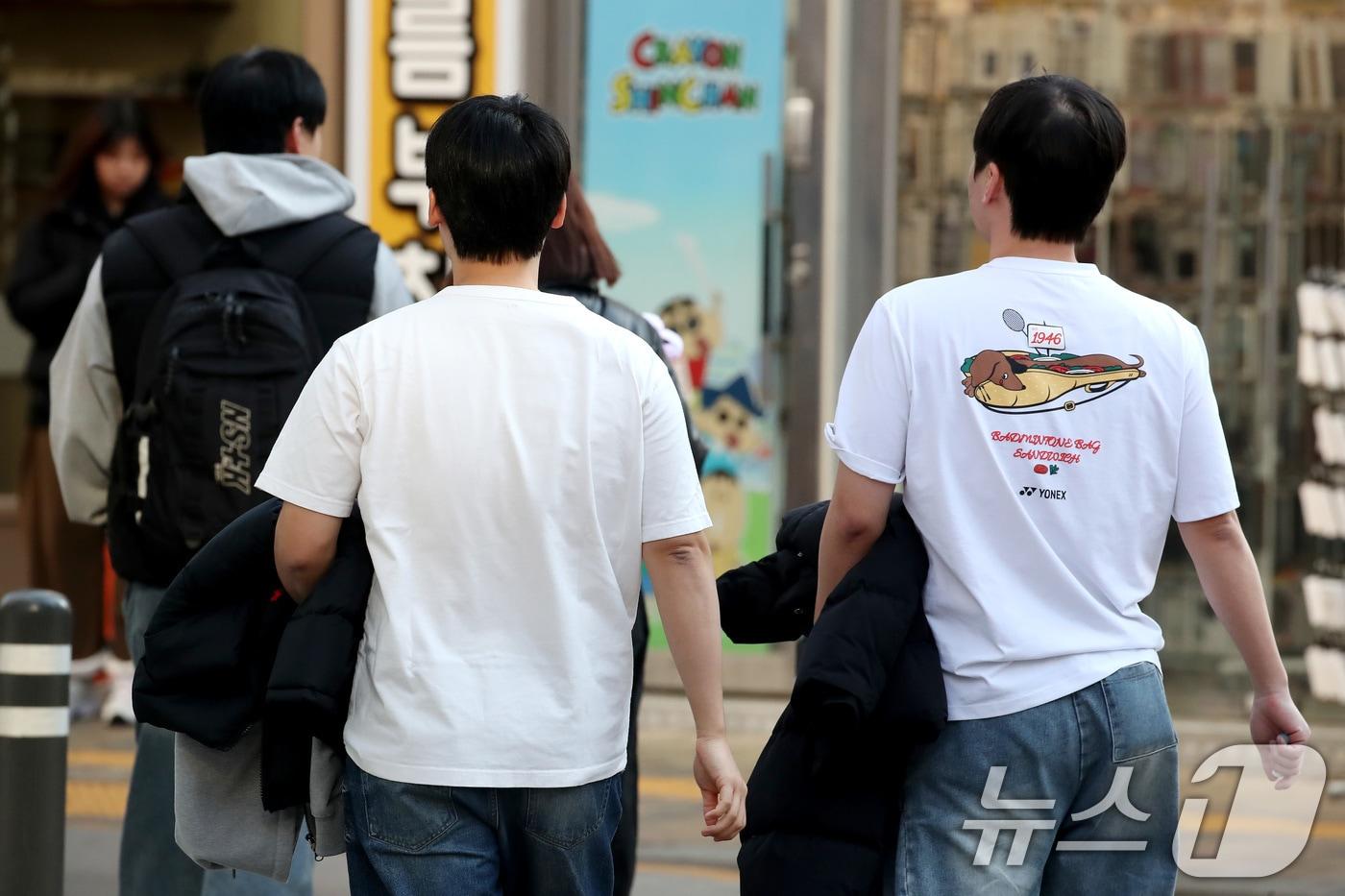 본문 이미지 - 하루 사이 기온이 크게 오른 15일 오후 대구 중구 동성로에서 외투를 벗은 채 짧은 소매 차림의 시민들이 걸어가고 있다. 2026.1.15/뉴스1 ⓒ News1 공정식 기자