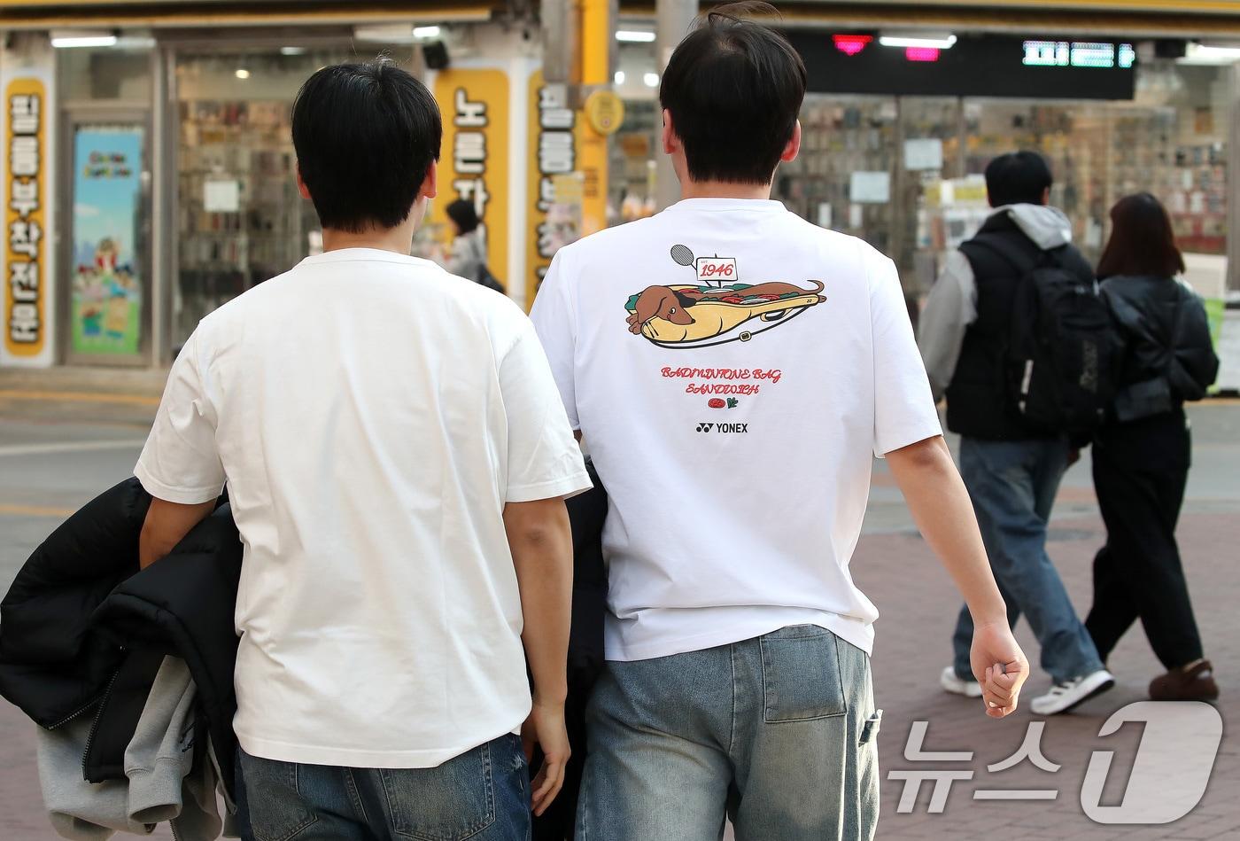 본문 이미지 - 기온이 크게 오른 15일 오후 대구 중구 동성로에서 외투를 벗은 채 짧은 소매 차림의 시민들이 걸어가고 있다. 2026.1.15/뉴스1 ⓒ News1 공정식 기자