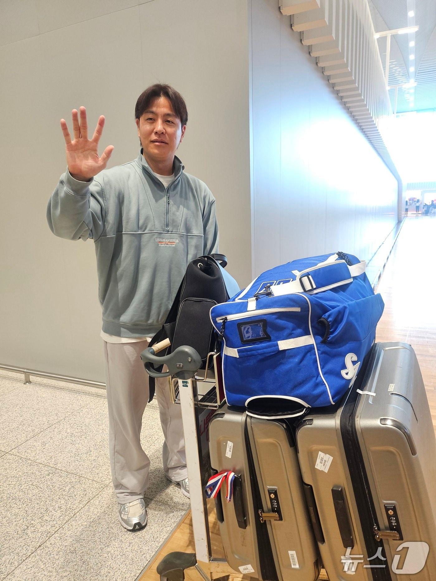 본문 이미지 - 삼성 라이온즈 강민호가 15일 인천국제공항에서 출국 전 포즈를 취하고 있다. ⓒ News1 권혁준 기자