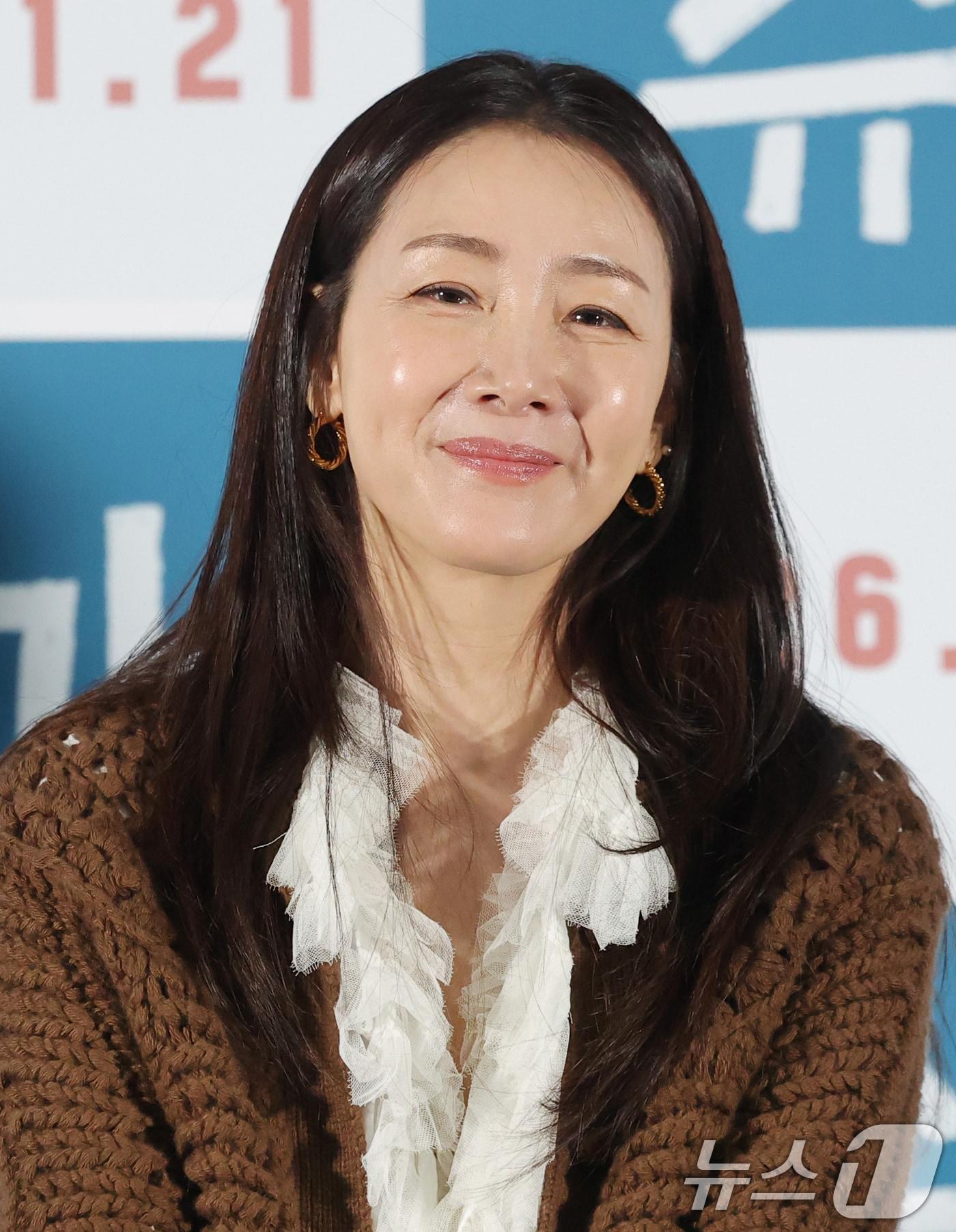 본문 이미지 - 배우 최지우가 15일 서울 광진구 롯데시네마에서 열린 영화 ‘슈가'(감독 최신춘) 언론시사회에서 미소를 짓고 있다. '슈가'는 모성애를 넘어선 사회적 편견의 극복, 가족의 연대와 사랑을 유쾌하고 따뜻한 시선으로 그린 웰메이드 휴먼 드라마다. 2026.1.15/뉴스1 ⓒ News1 권현진 기자