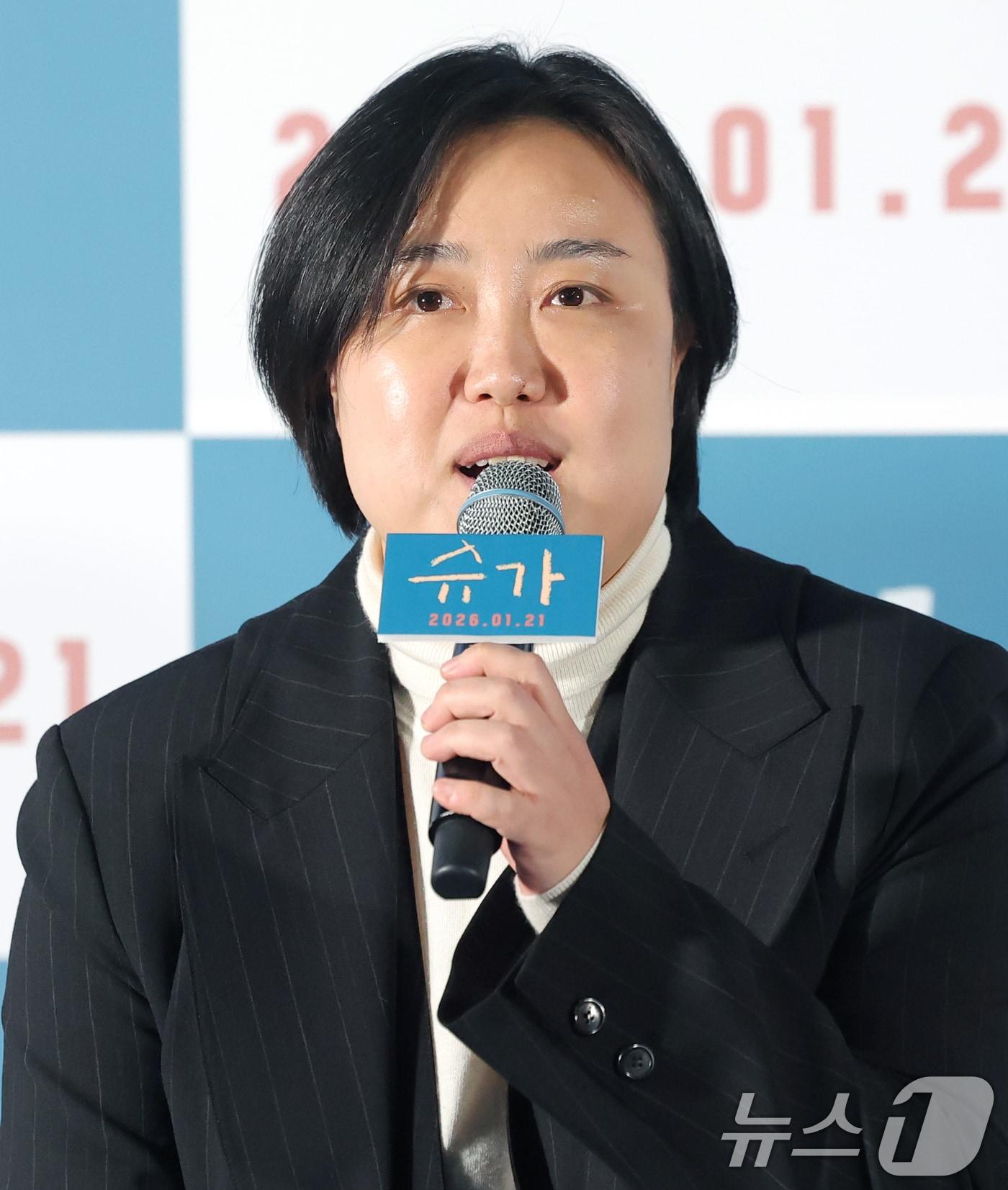 본문 이미지 - 최신춘 감독이 15일 오전 서울 광진구 롯데시네마에서 열린 영화 ‘슈가' 언론시사회에서 인사말을 하고 있다. '슈가'는 모성애를 넘어선 사회적 편견의 극복, 가족의 연대와 사랑을 유쾌하고 따뜻한 시선으로 그린 웰메이드 휴먼 드라마다. 2026.1.15/뉴스1 ⓒ News1 권현진 기자