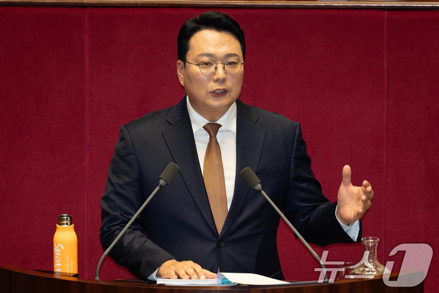 본문 이미지 - 천하람 개혁신당 원내대표가 15일 서울 여의도 국회에서 열린 제431회 국회(임시회) 제1차 본회의에서 윤석열·김건희에 의한 내란·외환 및 국정농단 행위의 진상규명을 위한 특별검사 임명 등에 관한 법률안에 대한 무제한 토론(필리버스터)을 하고 있다. 2026.1.15/뉴스1 ⓒ News1 유승관 기자