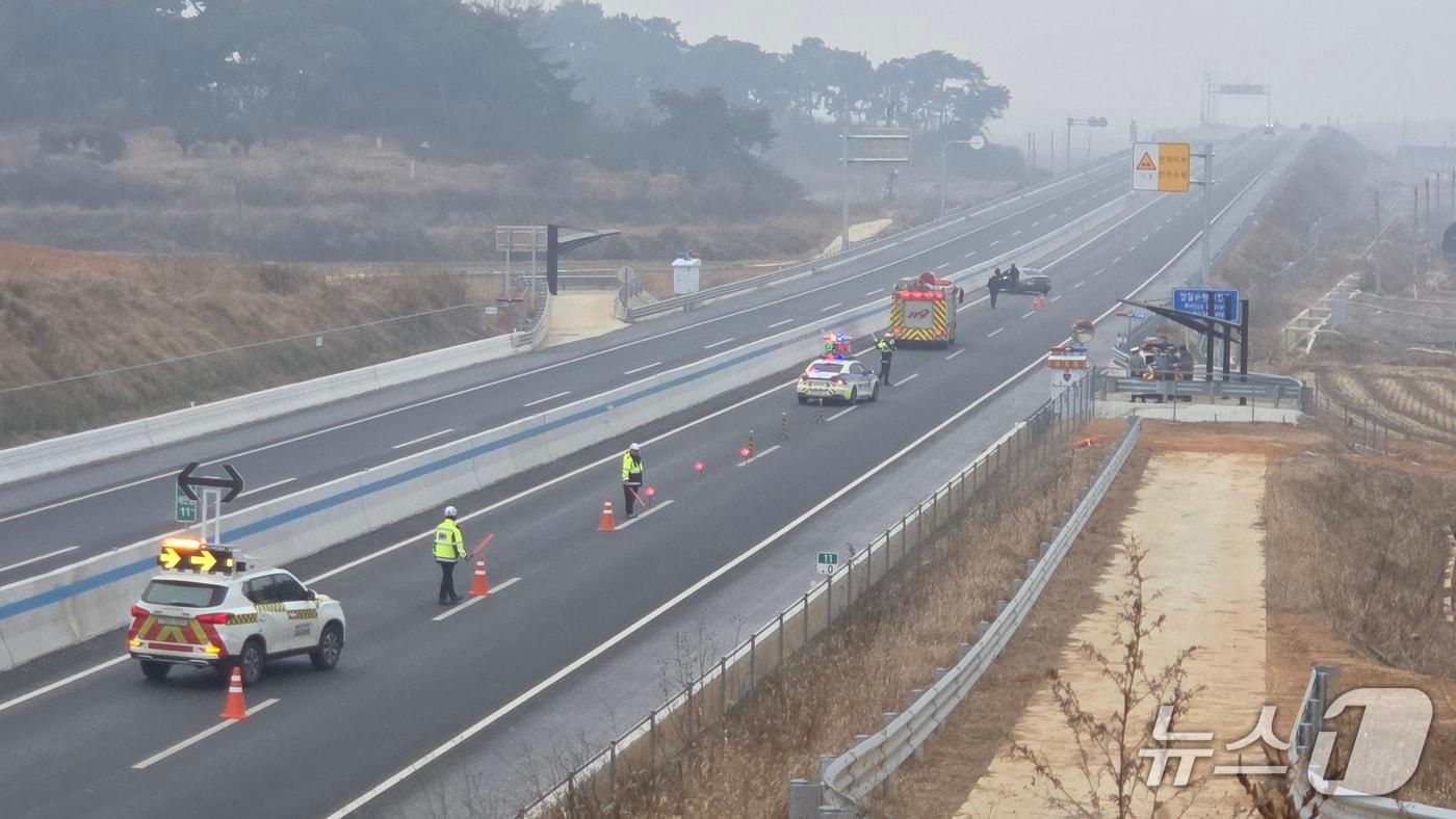 본문 이미지 - 전북경찰청이 15일 새만금전주고속도로 새만금방향 묘라육교 인근에서 2차 사고 예방을 위한 야외기동훈련을 진행했다.(전북경찰청 제공. 재판매 및 DB금지)