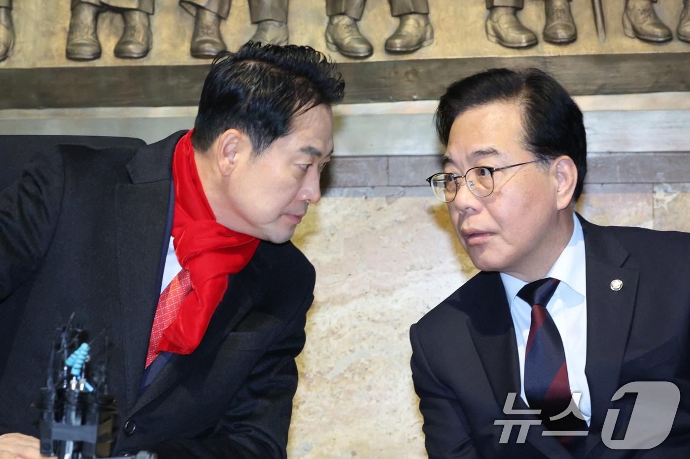 본문 이미지 - 장동혁 국민의힘 대표가 15일 서울 여의도 국회 로텐더홀에서 더불어민주당의 통일교 및 공천뇌물 특검 수용을 촉구하며 단식을 하며 송언석 원내대표와 대화하고 있다. 2026.1.15/뉴스1 ⓒ News1 신웅수 기자