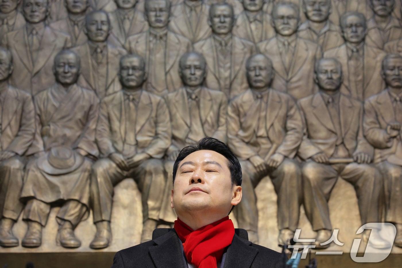 본문 이미지 - 장동혁 국민의힘 대표가 15일 서울 여의도 국회 로텐더홀에서 더불어민주당의 통일교 및 공천뇌물 특검 수용을 촉구하며 단식을 하고 있다. 2026.1.15/뉴스1 ⓒ News1 신웅수 기자