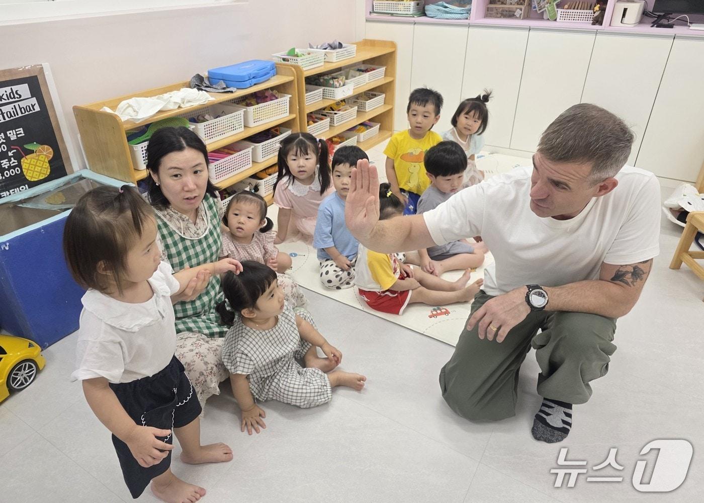 본문 이미지 - 대구 달성군 어린이집 영어 전담 교사가 아이들에게 수업을 하고 있다.(대구 달성군 제공. 재판매 및 DB금지)