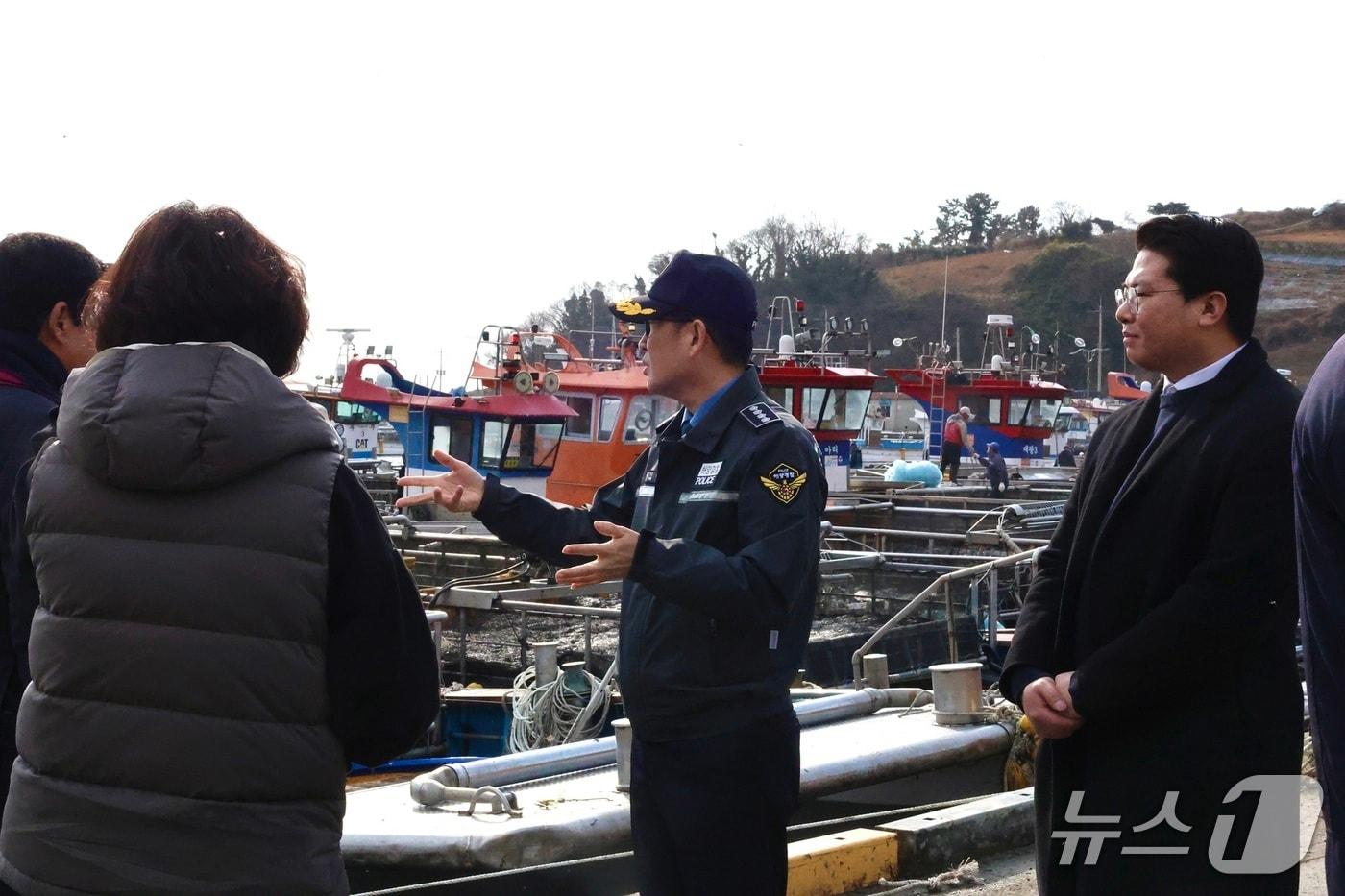 본문 이미지 - 김기용 여수해양경찰서장이 15일 고흥 김 양식장을 방문해 동절기 해양사고 예방을 위한 안전 점검을 실시하고 있다. (여수해경 제공. 재판매 및 DB금지)