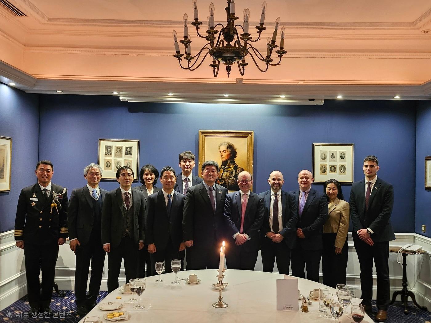 본문 이미지 - 13일(현지시간) 영국 런던에서 열린 한-영 방산·군수 공동위원회에서 공동위원장인 정규헌 방위사업청 미래전력사업본부장과 올리버 해리 영국 국방부 방위수출국장이 기념촬영하고 있다.(방위사업청 제공)