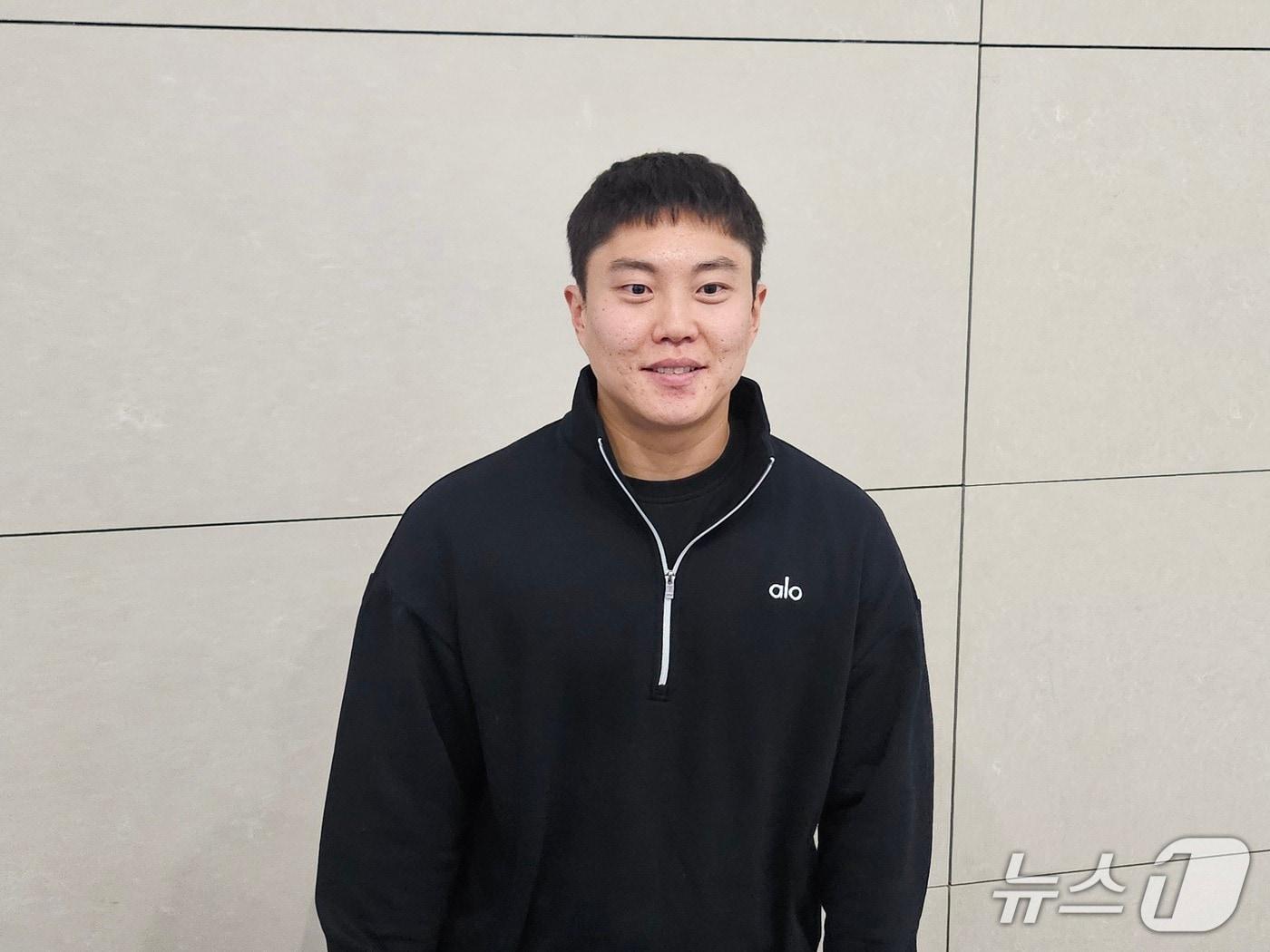 본문 이미지 - 삼성 라이온즈 류지혁이 15일 인천국제공항에서 출국 전 포즈를 취하고 있다. ⓒ News1