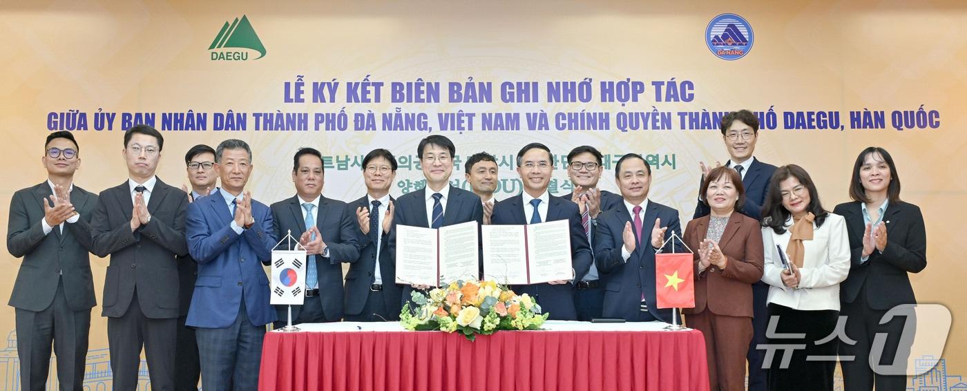 본문 이미지 - 대구시는 15일 베트남 다낭시와 양 도시간 핵심 분야 협력 강화를 위한 양해각서(MOU)를 체결했다. (대구시 제공. 재판매 및 DB 금지)/뉴스1
