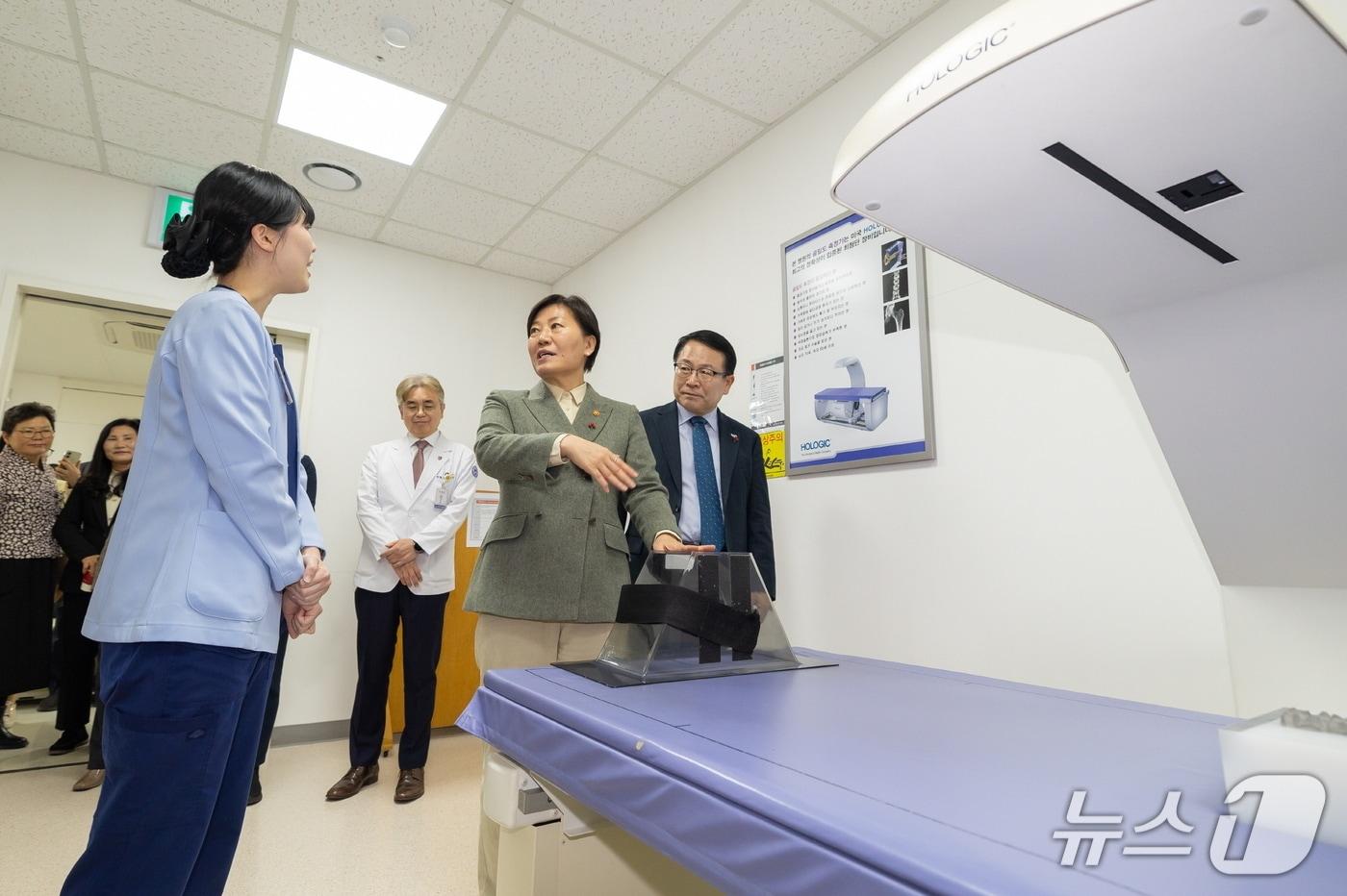 본문 이미지 - 15일 송미령 농림축산식품부 장관(왼쪽에서 두번째)이 전북 익산을 찾아 여성 농업인 정책의 성과와 현장을 점검했다.(익산시 제공. 재판매 및 DB 금지)