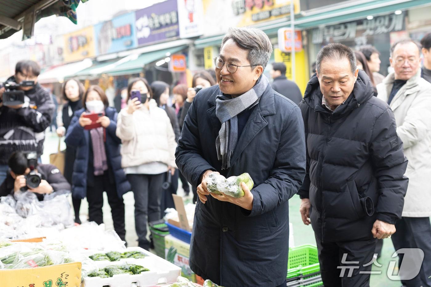 본문 이미지 - 15일 오후 김동연 경기도지사가 경기도 지원으로 폭설 피해 복구 작업이 진행 중인 의왕 도깨비시장을 방문해 상인들과 인사를 하고 있다.(경기도 제공. 재판매 및 DB금지)