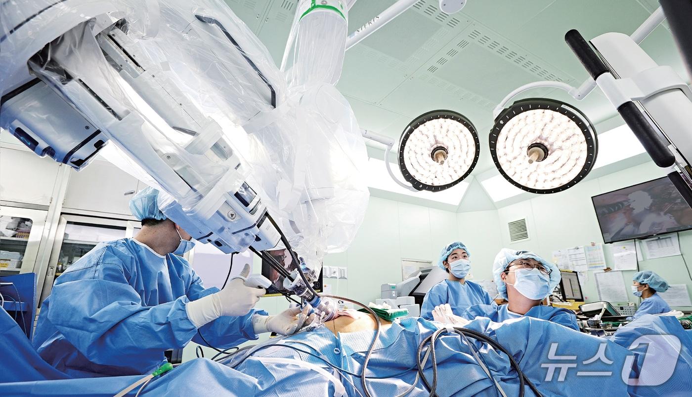 본문 이미지 - 울산대학교병원 다빈치SP 로봇수술 모습.(울산대병원 제공. 재판매 및 DB금지)/뉴스1