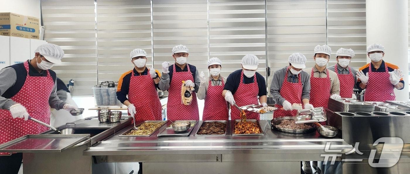 본문 이미지 - 삼척블루파워·협력사 구성 블루패밀리봉사단 어르신 배식봉사.(삼척블루파워 제공, 재판매 및 DB 금지) 2026.1.15/뉴스1