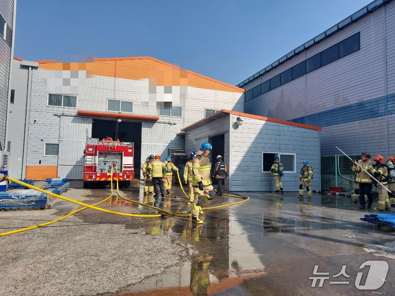 본문 이미지 - 15일 낮 12시 46분쯤 창원의 한 공작 기계 공장에서 불이 나 소방관들이 진화에 나서고 있다.(창원소방본부 제공. 재판매 및 DB금지)