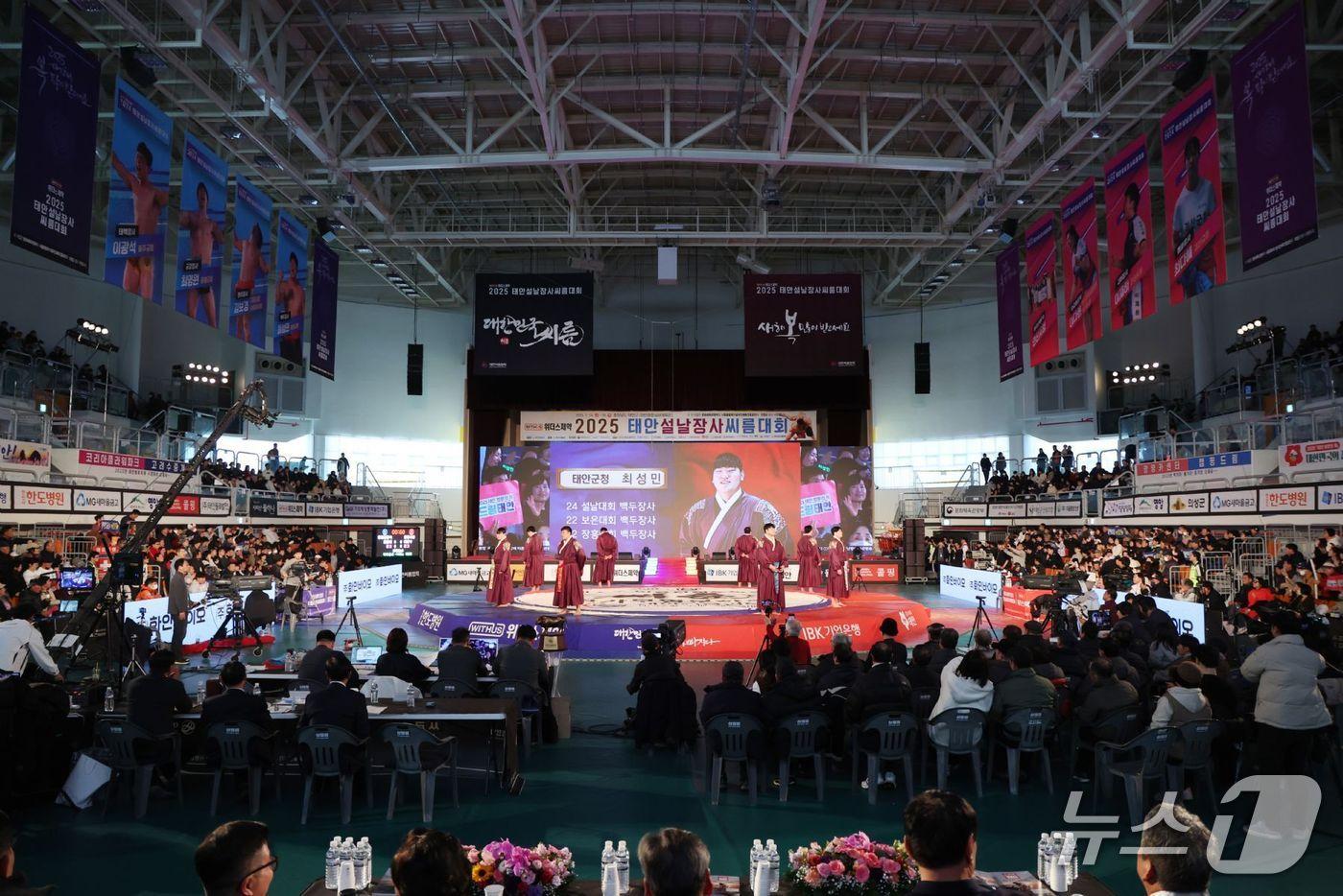 본문 이미지 - 지난해 태안군 설날장사씨름대회 모습(제공. 재판매 및 DB금지)2026.1.15/뉴스1