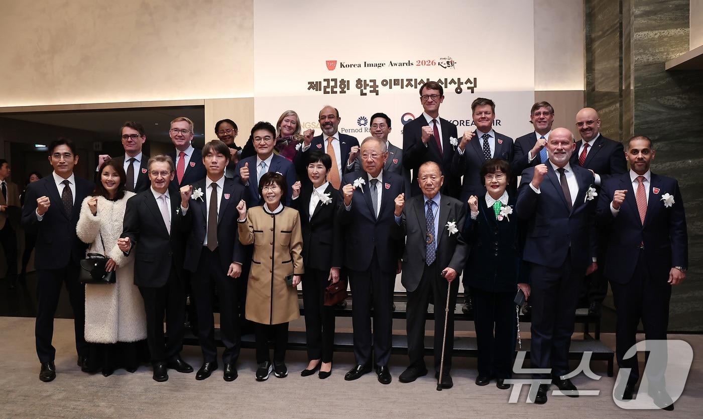 본문 이미지 - 15일 서울 강남구 웨스틴 서울 파르나스에서 열린 제22회 한국이미지상 시상식에서 류진 한국경제인협회 회장, 최정화 한국이미지커뮤니케이션연구원 이사장, 김동호 부산국제영화제 명예집행위원장 등 참석자들이 기념촬영을 하고 있다. 2026.1.15/뉴스1 ⓒ News1 김성진 기자