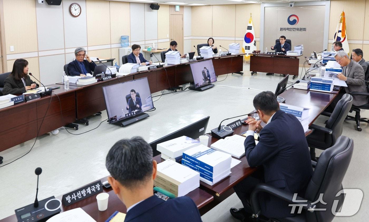 본문 이미지 - 최원호 원자력안전위원회 위원장이 15일 서울 중구 원자력안전위원회 대회의실에서 열린 제229회 원자력안전위원회 회의에서 위원들과 안건을 논의하고 있다.