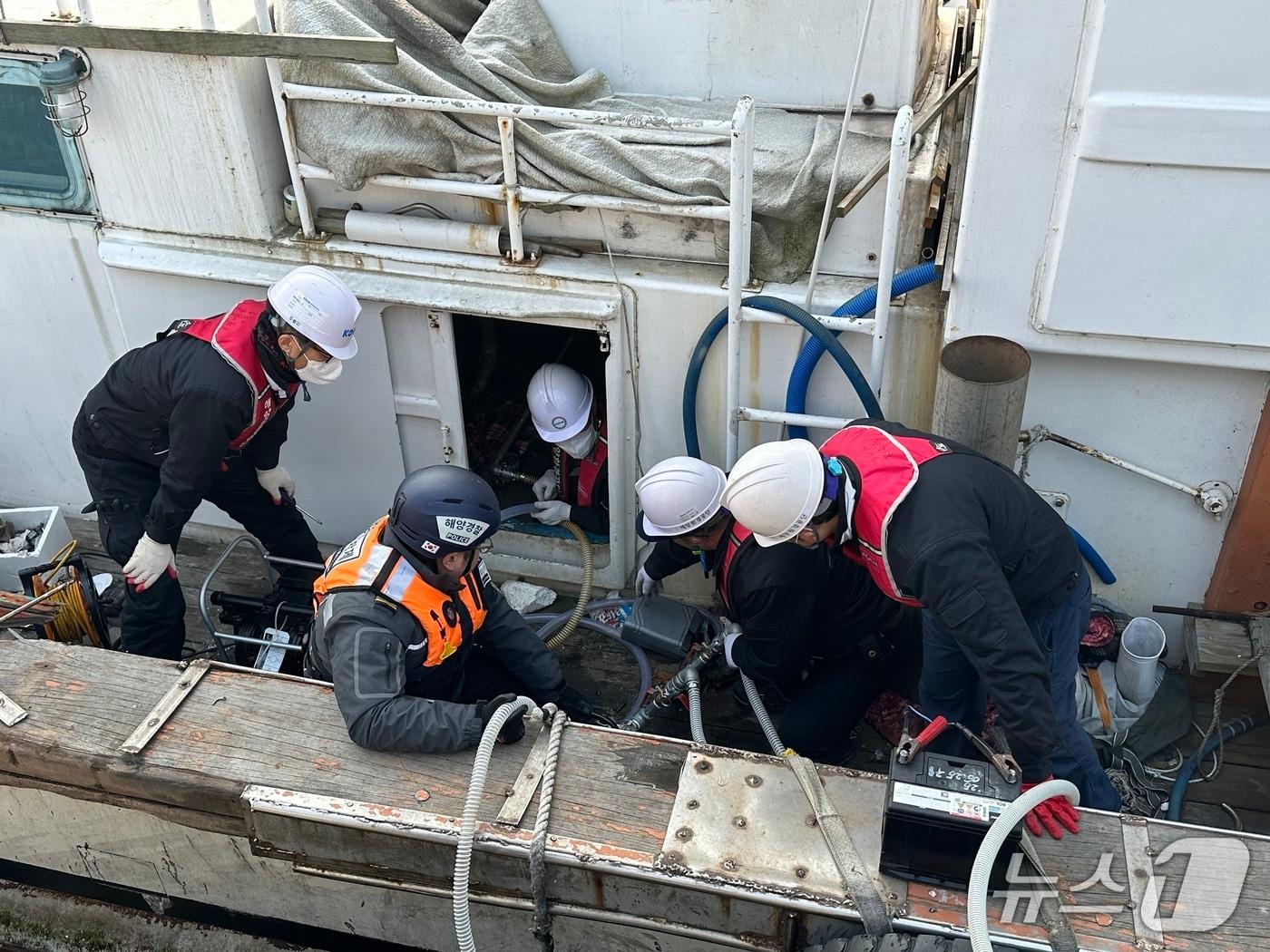 본문 이미지 -  태안해양경찰서 유류이적 합동훈련 모습. (태안해경 제공, 재판매 및 DB금지) / 뉴스1