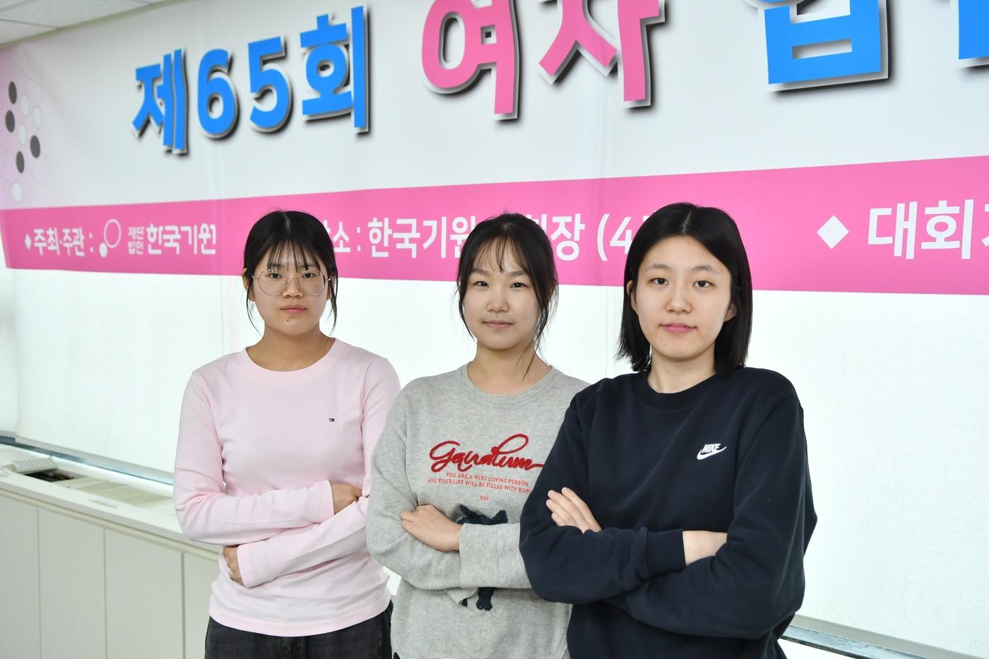 본문 이미지 - 악지우(왼쪽) 이서영(가운데) 장진아(오른쪽)(한국기원 제공) 