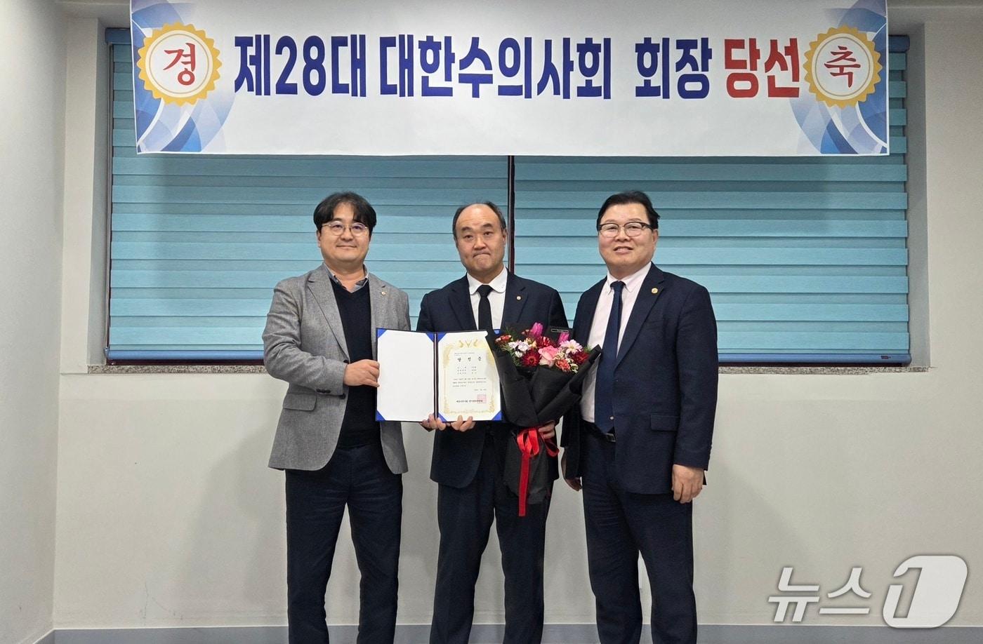 본문 이미지 - 우연철 제28대 대한수의사회 회장 당선인(가운데)이 15일 김은석 대한수의사회 선거관리위원장과 허주형 회장으로부터 당선증을 받고 있다. ⓒ 뉴스1 한송아 기자