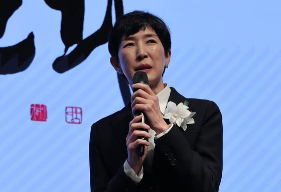 본문 이미지 - 김정수 삼양식품 부회장이 올해 1월 15일 서울 강남구 웨스틴 서울 파르나스에서 열린 제22회 한국이미지상 시상식에서 조약돌상을 수상한 후 소감을 전하고 있다. 2026.1.15 ⓒ 뉴스1 김성진 기자