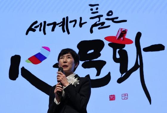 본문 이미지 - 김정수 삼양식품 부회장이 올해 1월 서울 강남구 웨스틴 서울 파르나스에서 열린 제22회 한국이미지상 시상식에서 조약돌상을 수상한 후 소감을 전하고 있다. 2026.1.15 ⓒ 뉴스1 김성진 기자