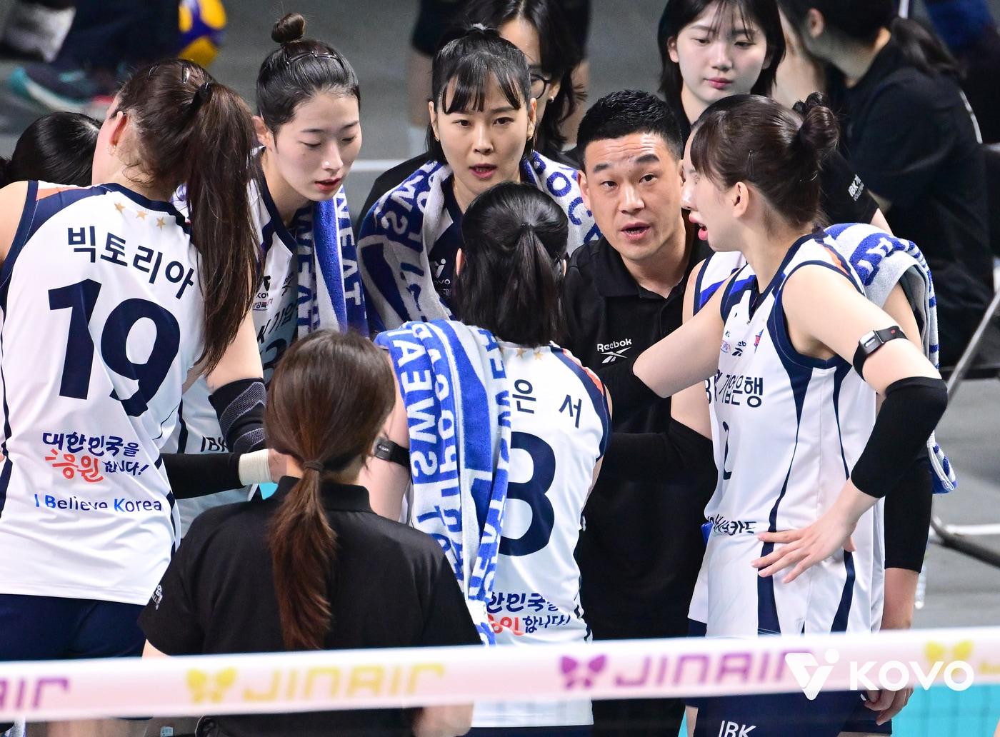 본문 이미지 - IBK기업은행이 GS칼텍스를 꺾고 5연승을 달렸다.(KOVO제공) 