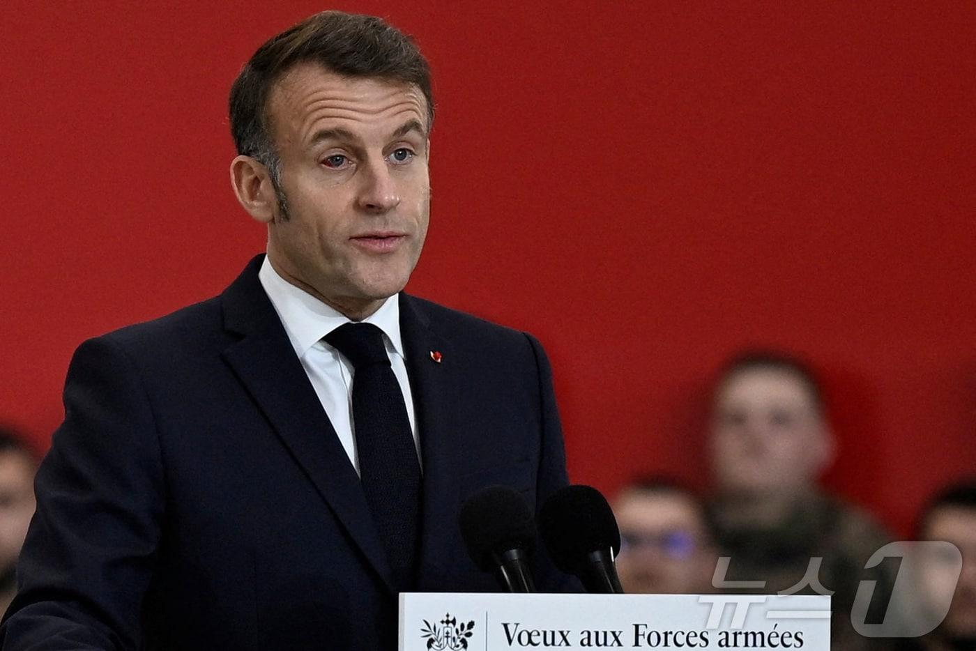 본문 이미지 - 에마뉘엘 마크롱 프랑스 대통령이 15일(현지시간) 프랑스 남부의 이스트르 공군기지를 방문해 신년 연설을 하고 있다. 2025.1.15./뉴스1 ⓒ 로이터=뉴스1 ⓒ News1 이창규 기자