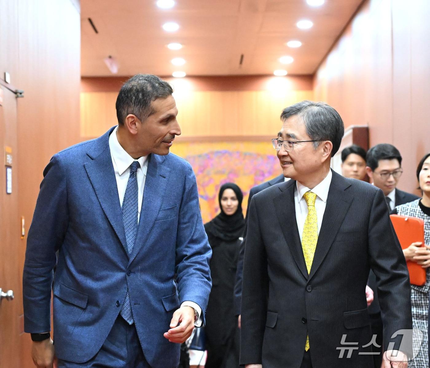 본문 이미지 - 조현 외교부 장관, 칼둔 칼리파 알-무바락 아랍에미리트연합국(UAE) 행정청장.(외교부 제공)