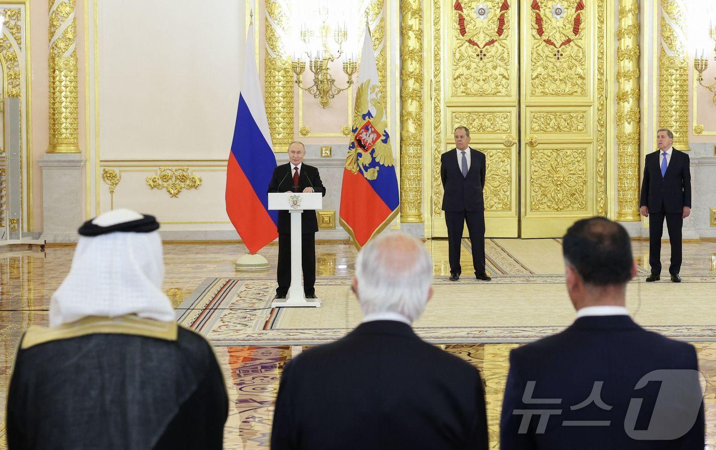 본문 이미지 - 15일(현지시간) 러시아 모스크바 크렘린궁에서 블라디미르 푸틴 러시아 대통령이 신임 외국 대사들의 신임장 제정식에서 연설하고 있다. 2026.01.15 ⓒ AFP=뉴스1 ⓒ News1 이정환 기자