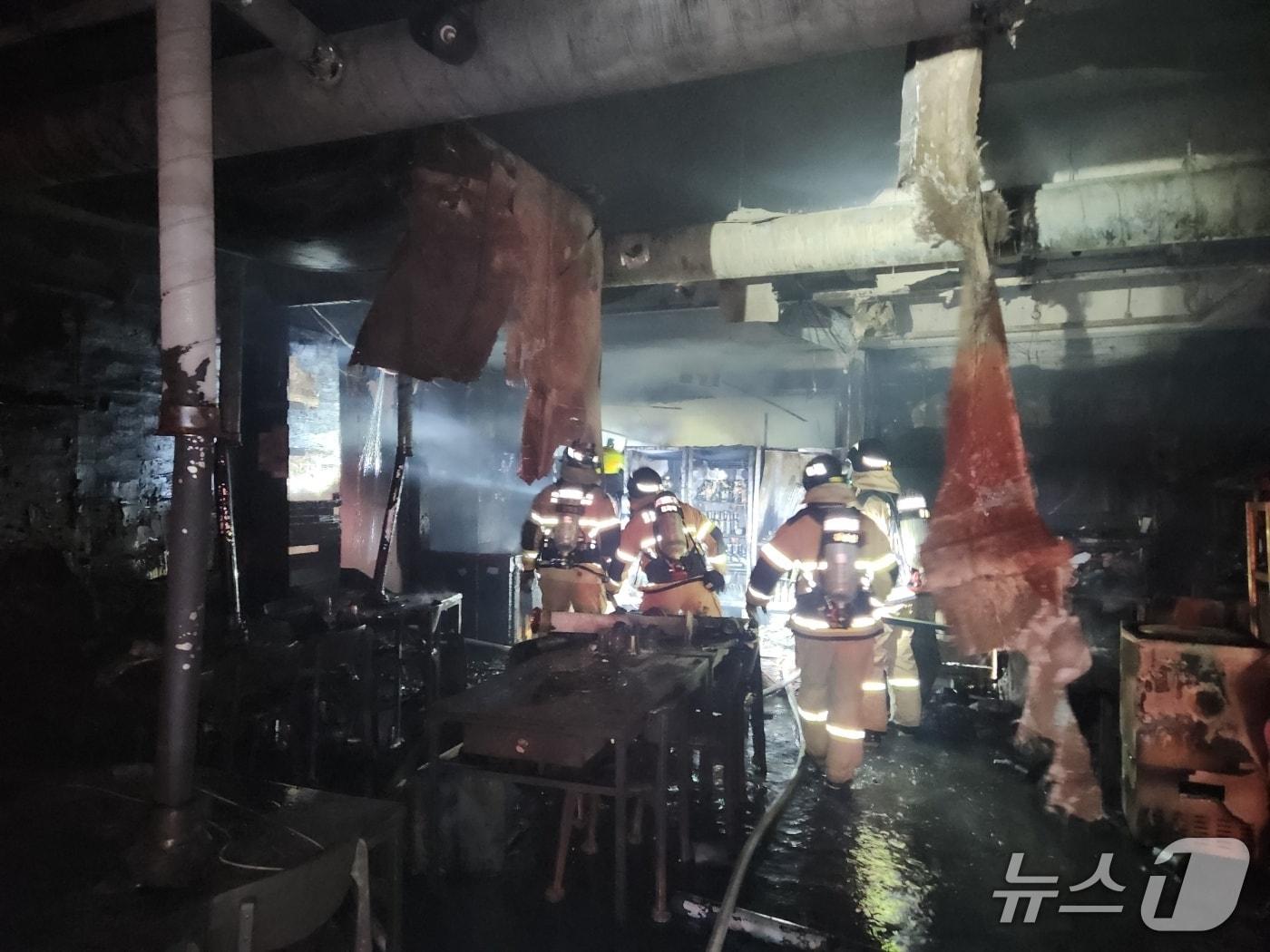 본문 이미지 - 지난 15일 밤 제주 서귀포시 남원읍 2층 건물에서 발생한 화재 현장.(제주도소방안전본부 제공. 재판매 및 DB 금지)