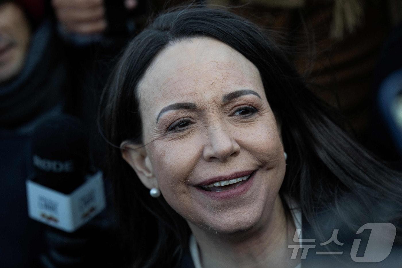 본문 이미지 - 베네수엘라 야권 지도자인 마리아 코리나 마차도가 15일(현지시간) 워싱턴DC에서 미국 상원 의원들과 회동 후 국회의사당을 떠나며 발언하고 있다. 마차도는 이날 도널드 트럼프 미국 대통령과 오찬 회담을 한 뒤 "대화가 매우 잘됐다＂라고 밝혔다. 2026.01.15. ⓒ AFP=뉴스1 ⓒ News1 류정민 특파원