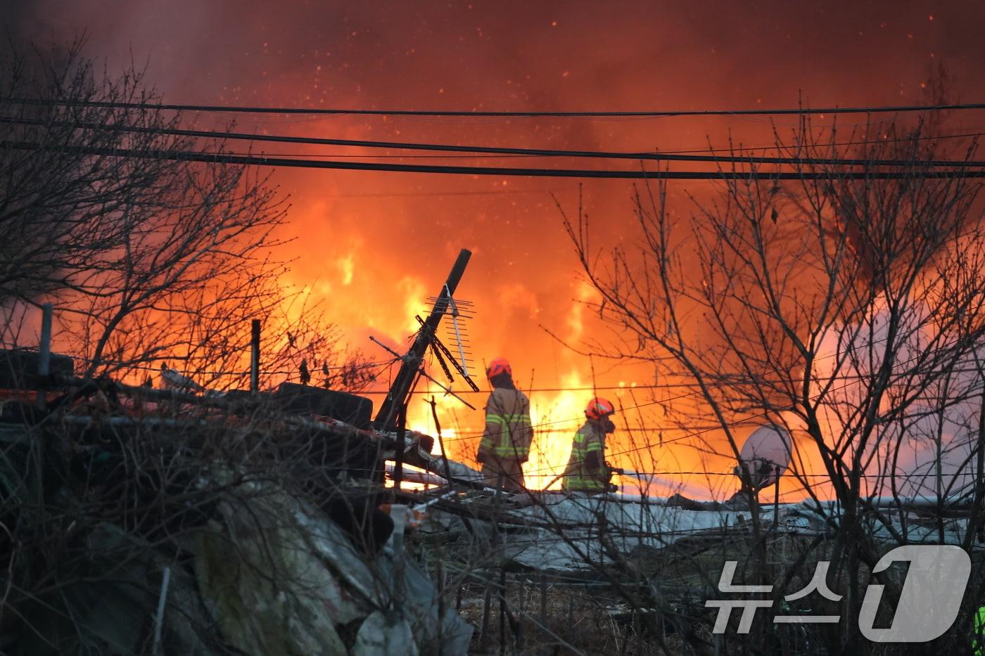 본문 이미지 - 16일 오전 서울 강남구 개포동 구룡마을에서 불이나 출동한 소방대원들이 진화작업을 벌이고 있다. 2026.1.16/뉴스1 ⓒ News1 김진환 기자