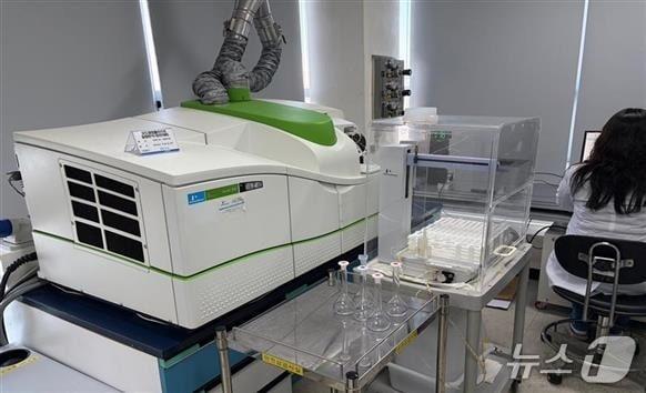 본문 이미지 - 검사시료 분석.(부산시 제공. 재판매 및 DB금지)