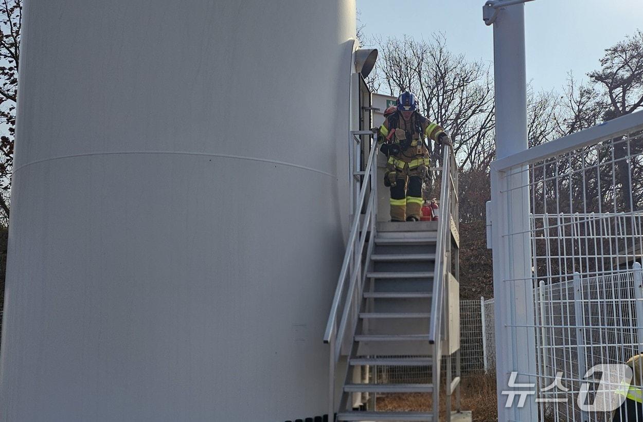 본문 이미지 - 15일 오후 1시 6분쯤 경북 포항시 북구 흥해읍 매산리 풍력 발전단지의 발전기 내부에서 불이나 소방 당국이 진화하고 있다.(경북소방본부 제공. 재판매 및 DB 금지)2026.1.16/뉴스1