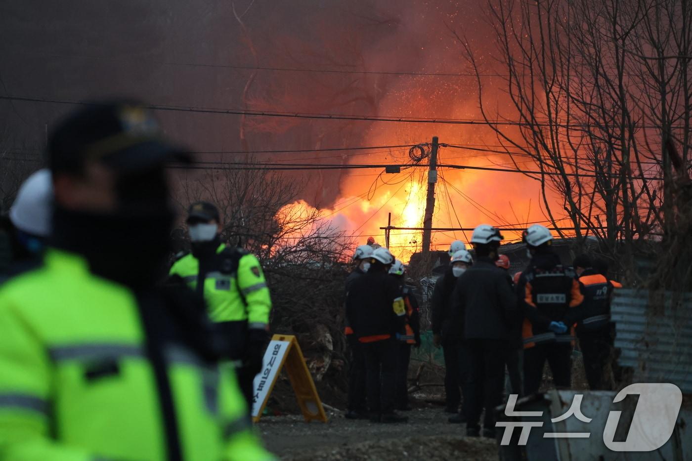 본문 이미지 - 16일 오전 서울 강남구 개포동 구룡마을에서 불이나 출동한 소방대원들이 진화작업을 벌이고 있다. 2026.1.16/뉴스1 ⓒ News1 김진환 기자