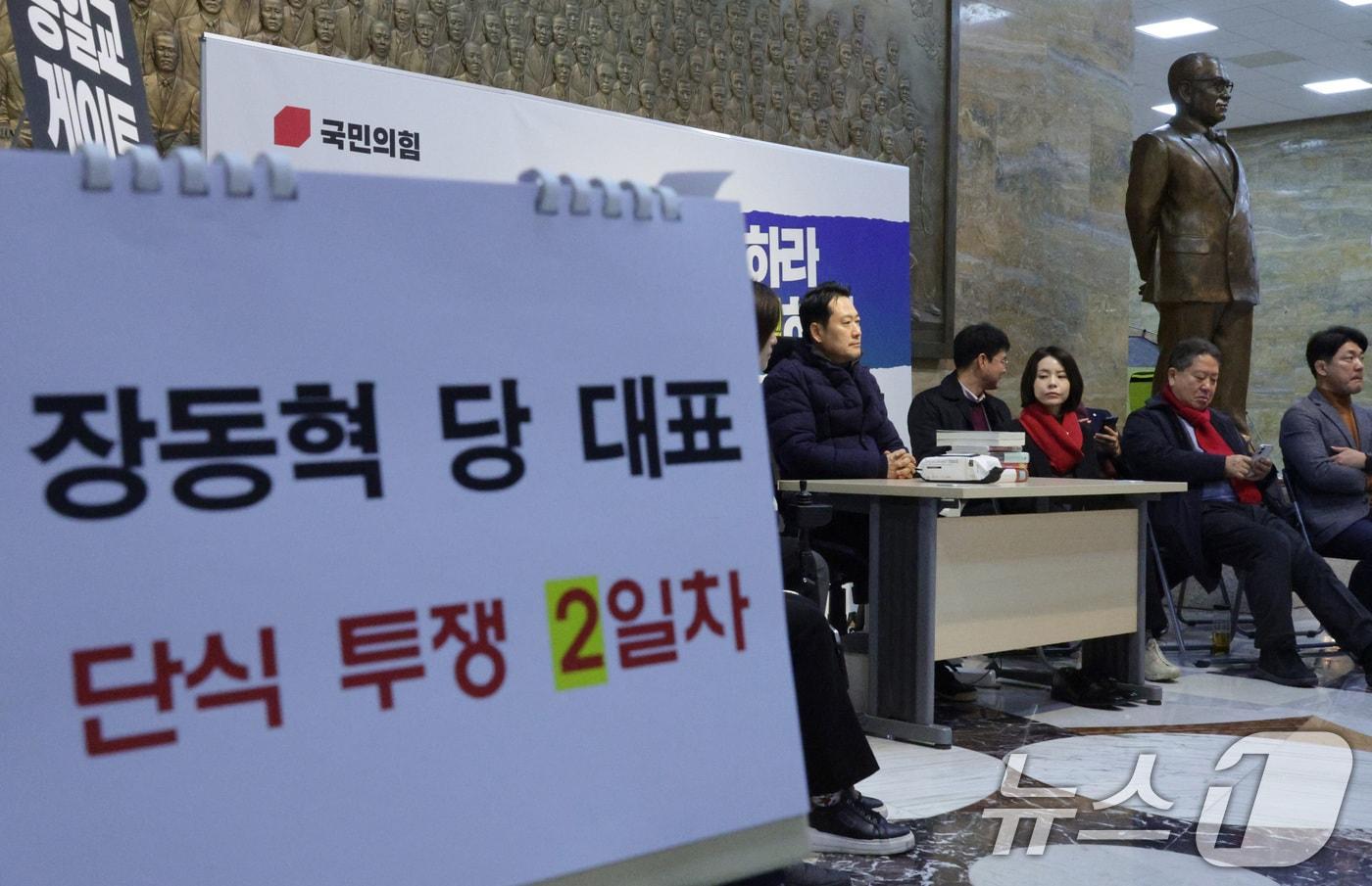 본문 이미지 - 장동혁 국민의힘 대표가 16일 서울 여의도 국회 로텐더홀에서 더불어민주당의 통일교 및 공천뇌물 특검 수용을 촉구하며 단식을 하고 있다. 2026.1.16/뉴스1 ⓒ News1 신웅수 기자