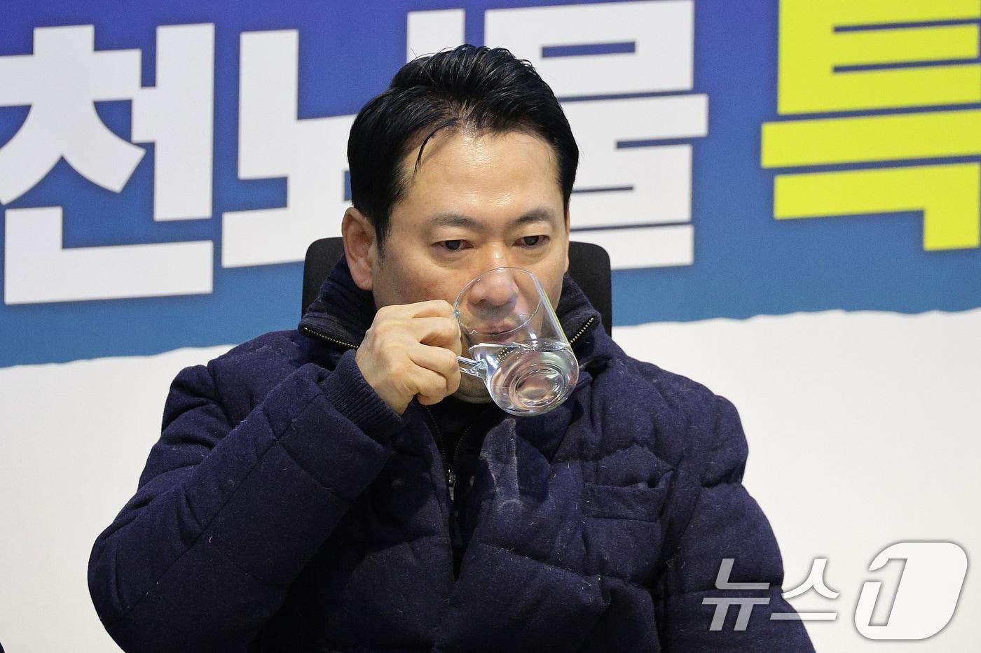 본문 이미지 - 장동혁 국민의힘 대표가 16일 서울 여의도 국회 로텐더홀에서 더불어민주당의 통일교 및 공천뇌물 특검 수용을 촉구하며 단식을 이어가고 있다. 2026.1.16/뉴스1 ⓒ News1 신웅수 기자