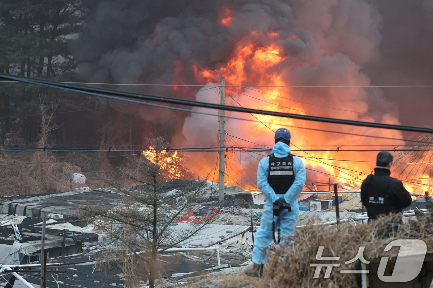 본문 이미지 - 16일 오전 서울 강남구 개포동 구룡마을에 불길이 번지고 있다. ⓒ News1 김진환 기자